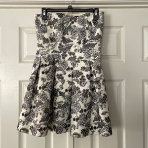 Strapless ladies floral detailed dress.